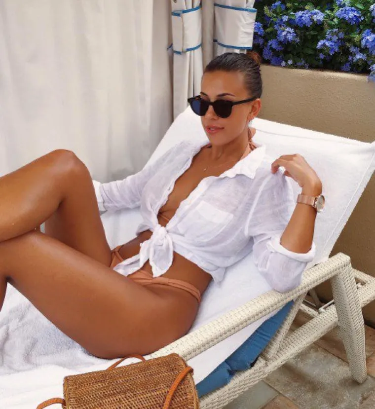 NE ZNAJU DA JE ISPOD BIJELE MAJICE DOBRO OBUĆI GRUDNJAK: Možda i znaju, ali ovako im barem dečko nije prigovarao