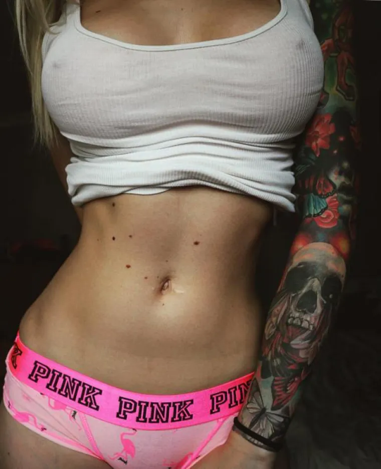 NE ZNAJU DA JE ISPOD BIJELE MAJICE DOBRO OBUĆI GRUDNJAK: Možda i znaju, ali ovako im barem dečko nije prigovarao