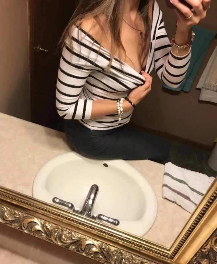 PROSVJEDUJU PROTIV DRESS CODA NA JAKO SEKSI NAČIN: Čim im je dosadno na poslu, počnu se skidati