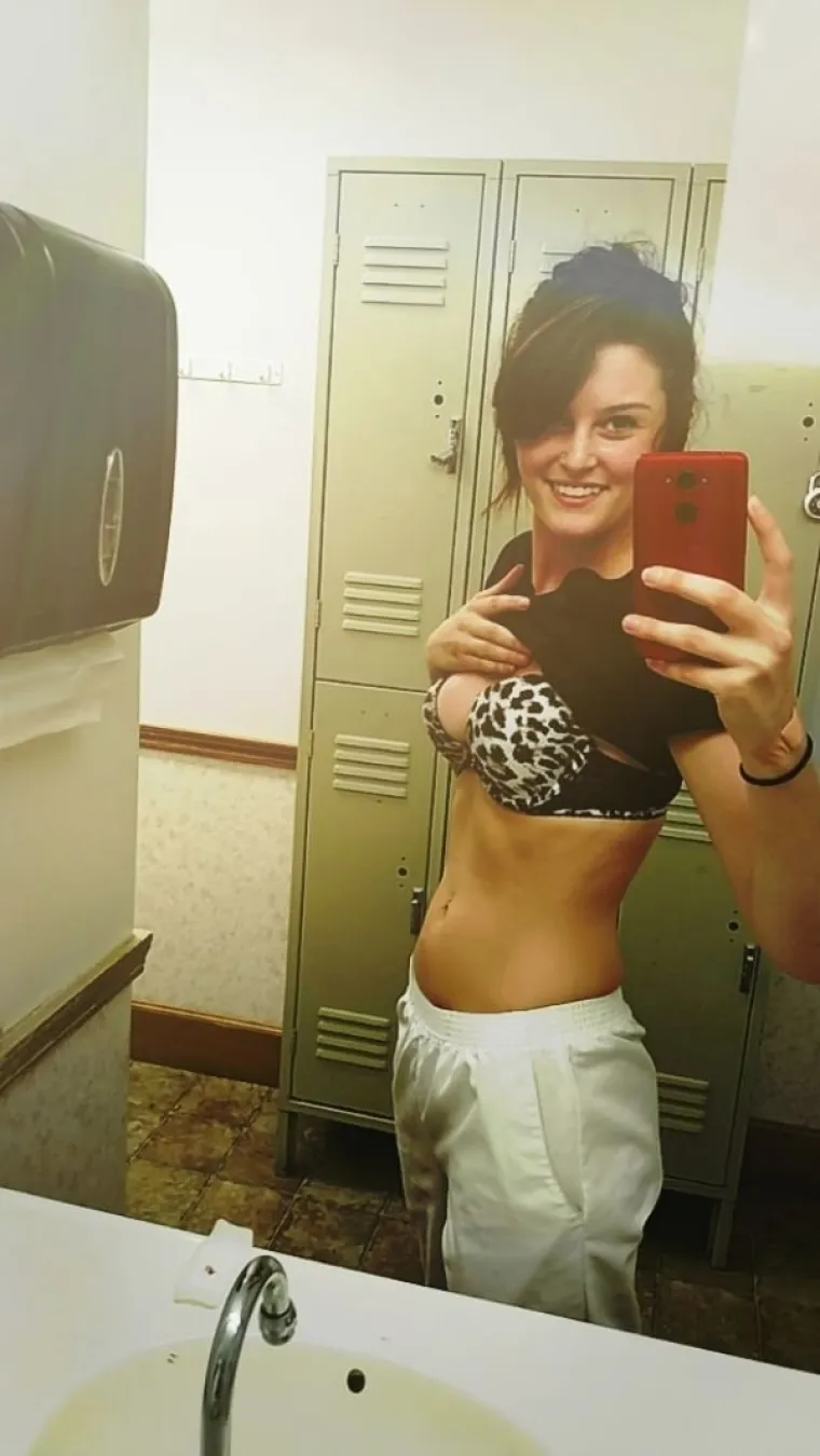 PROSVJEDUJU PROTIV DRESS CODA NA JAKO SEKSI NAČIN: Čim im je dosadno na poslu, počnu se skidati