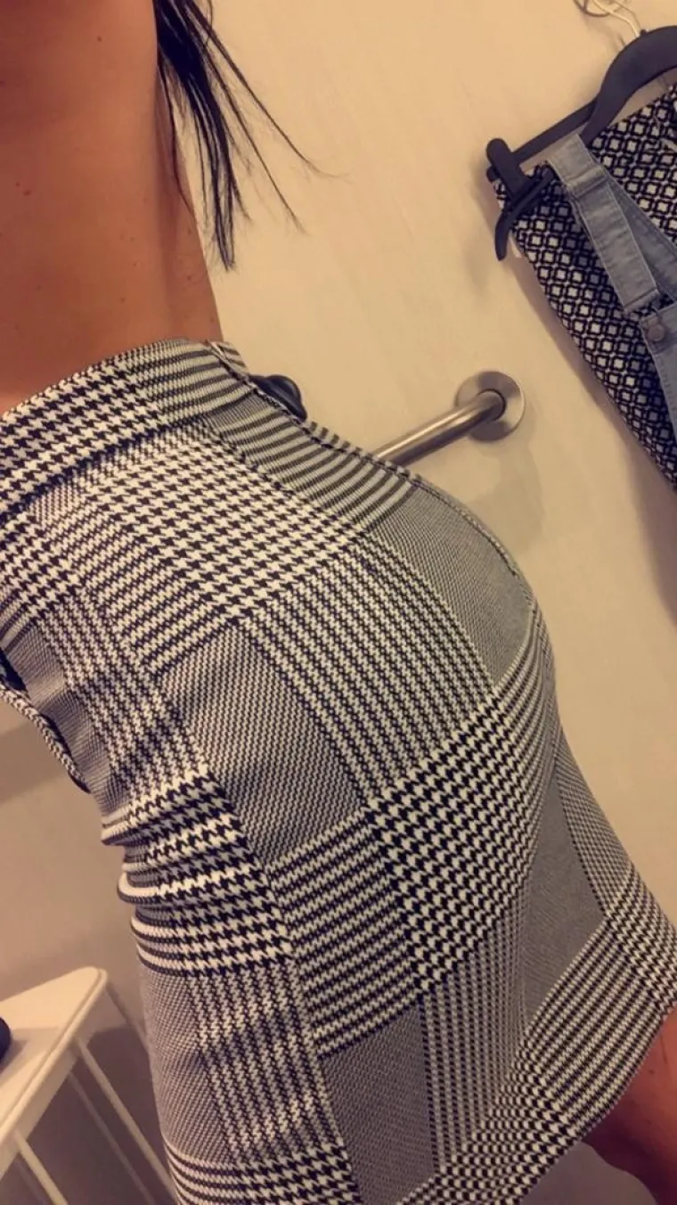 PROSVJEDUJU PROTIV DRESS CODA NA JAKO SEKSI NAČIN: Čim im je dosadno na poslu, počnu se skidati