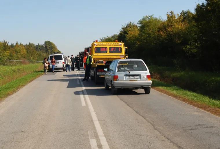 Nesreća kraj Slavonskog Broda: prevrnuo se autobus pun djece, vozač automobila poginuo na mjestu
