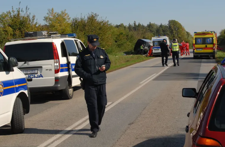 Nesreća kraj Slavonskog Broda: prevrnuo se autobus pun djece, vozač automobila poginuo na mjestu