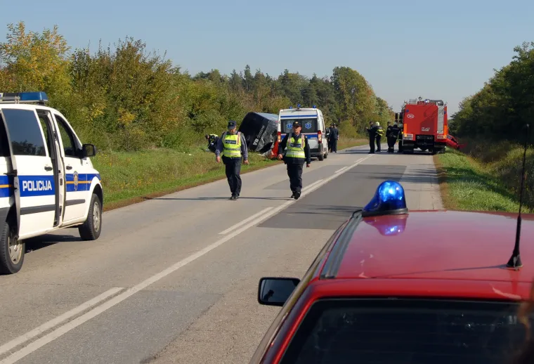 Nesreća kraj Slavonskog Broda: prevrnuo se autobus pun djece, vozač automobila poginuo na mjestu