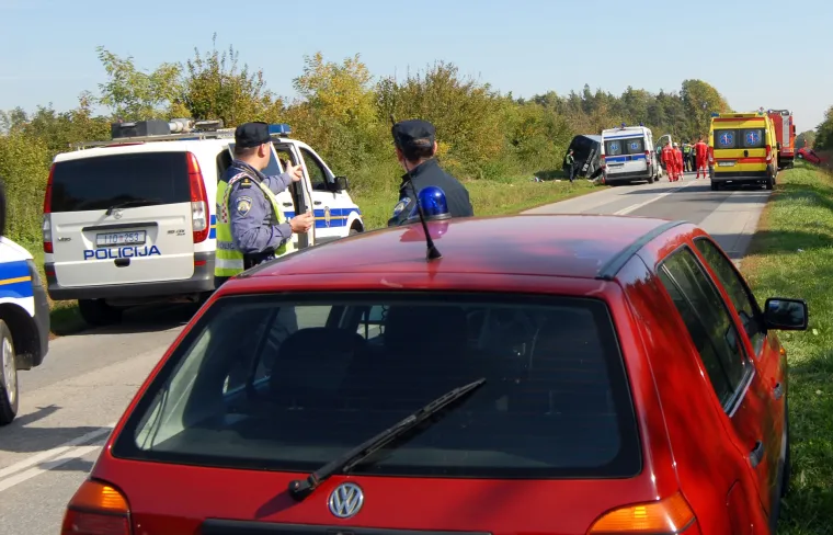 Nesreća kraj Slavonskog Broda: prevrnuo se autobus pun djece, vozač automobila poginuo na mjestu