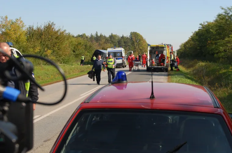 Nesreća kraj Slavonskog Broda: prevrnuo se autobus pun djece, vozač automobila poginuo na mjestu