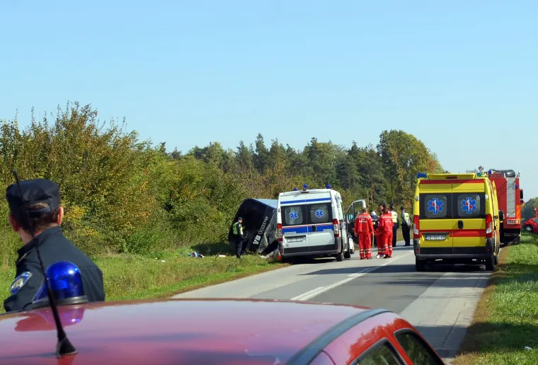 Nesreća kraj Slavonskog Broda: prevrnuo se autobus pun djece, vozač automobila poginuo na mjestu