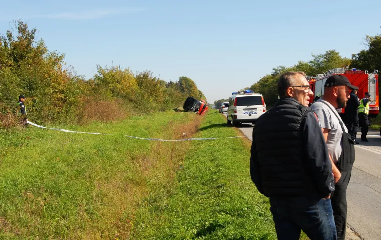 Nesreća kraj Slavonskog Broda: prevrnuo se autobus pun djece, vozač automobila poginuo na mjestu