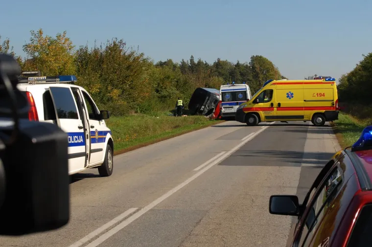 TE&Scaron;KA PROMETNA KOD SLAVONSKOG BRODA: Autobus pun djece prevrnuo se u kanal, smrtno stradala jedna osoba