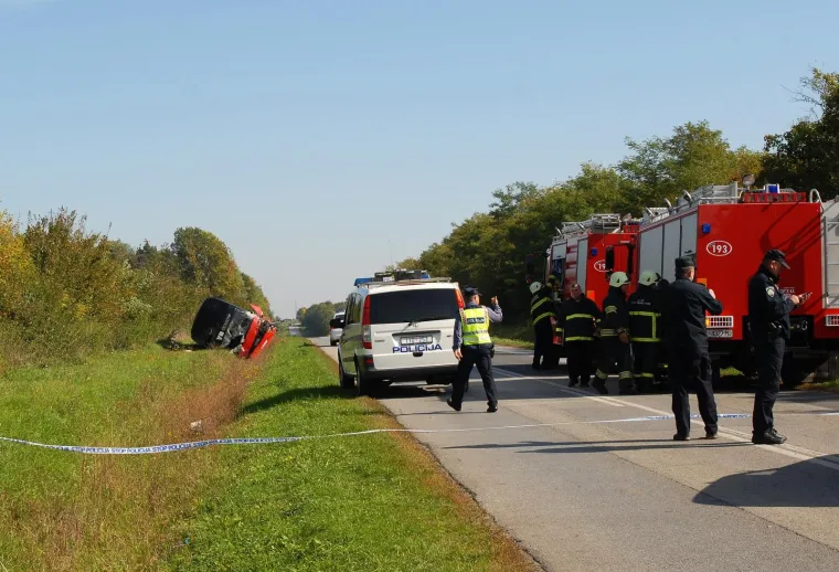 Autobus pun djece prevrnuo se izbjegavajući sudar s automobilom čiji je vozač preminuo