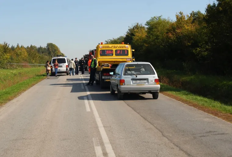 TE&Scaron;KA PROMETNA KOD SLAVONSKOG BRODA: Autobus pun djece prevrnuo se u kanal, smrtno stradala jedna osoba