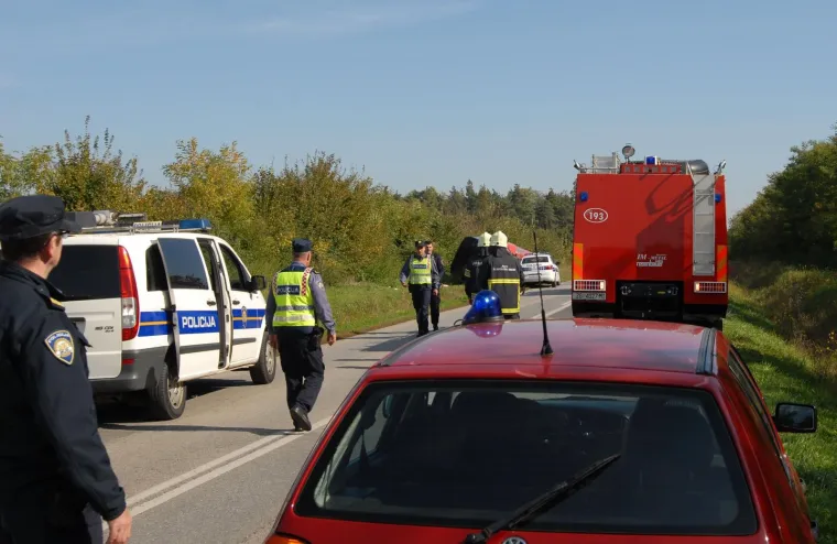 TE&Scaron;KA PROMETNA KOD SLAVONSKOG BRODA: Autobus pun djece prevrnuo se u kanal, smrtno stradala jedna osoba