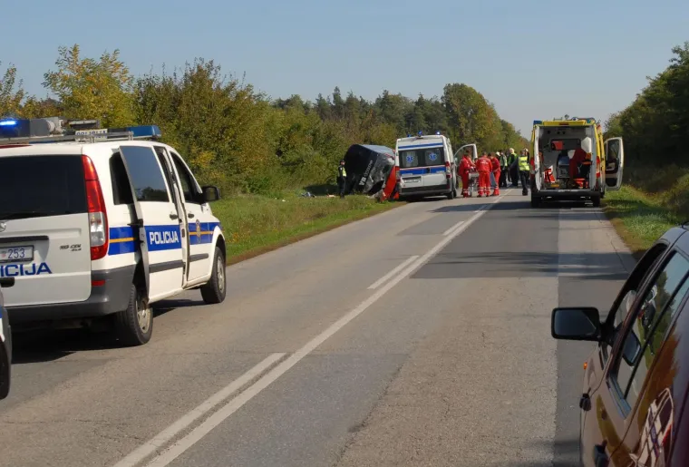 TE&Scaron;KA PROMETNA KOD SLAVONSKOG BRODA: Autobus pun djece prevrnuo se u kanal, smrtno stradala jedna osoba