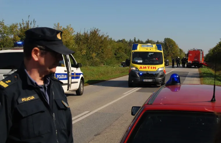 TE&Scaron;KA PROMETNA KOD SLAVONSKOG BRODA: Autobus pun djece prevrnuo se u kanal, smrtno stradala jedna osoba