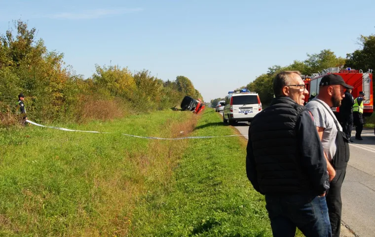 TE&Scaron;KA PROMETNA KOD SLAVONSKOG BRODA: Autobus pun djece prevrnuo se u kanal, smrtno stradala jedna osoba