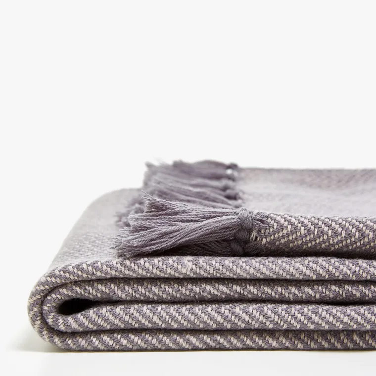 Deka s uzorkom riblje kosti i resama, Zara Home, 159,00 kuna