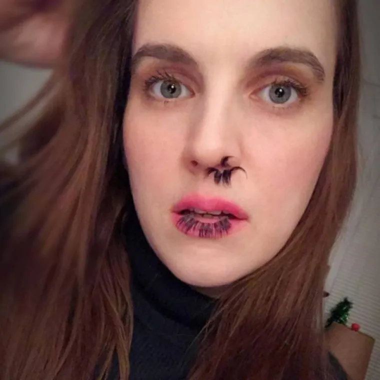 DLAKE U NOSU NOVI SU MODNI TREND KOJEG MORATE ISPROBATI: Cure žrtvuju trepavice kako bi nos učinile što dlakavijim