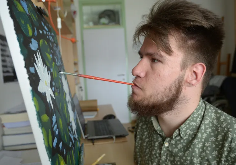 Alen je prvi student Akademije likovne umjetnosti koji slika ustima jer drugačije ne može: nadomak je diplome, ali treba mu va&scaron;a pomoć!