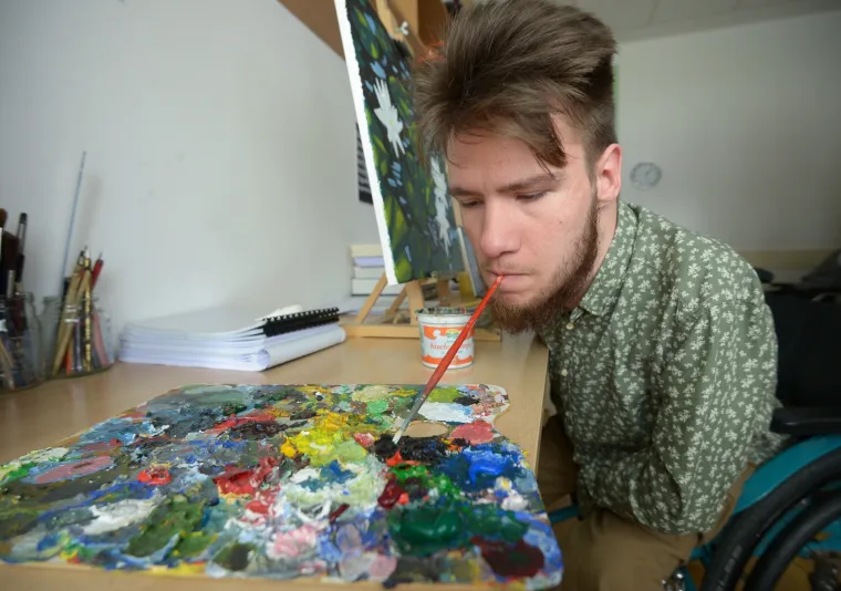 Alen je prvi student Akademije likovne umjetnosti koji slika ustima jer drugačije ne može: nadomak je diplome, ali treba mu va&scaron;a pomoć!