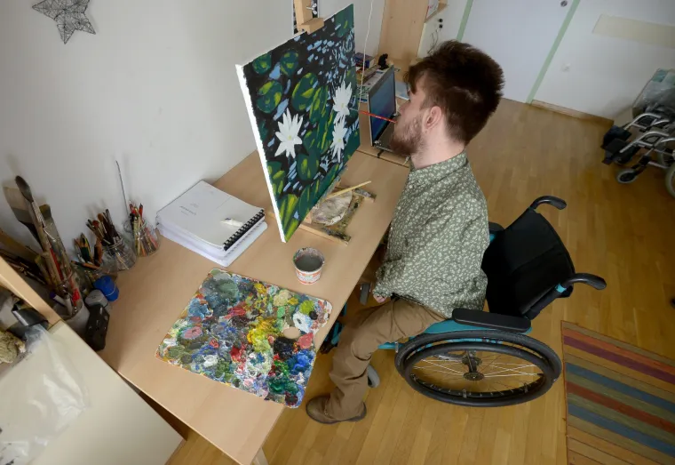 Alen je prvi student Akademije likovne umjetnosti koji slika ustima jer drugačije ne može: nadomak je diplome, ali treba mu va&scaron;a pomoć!