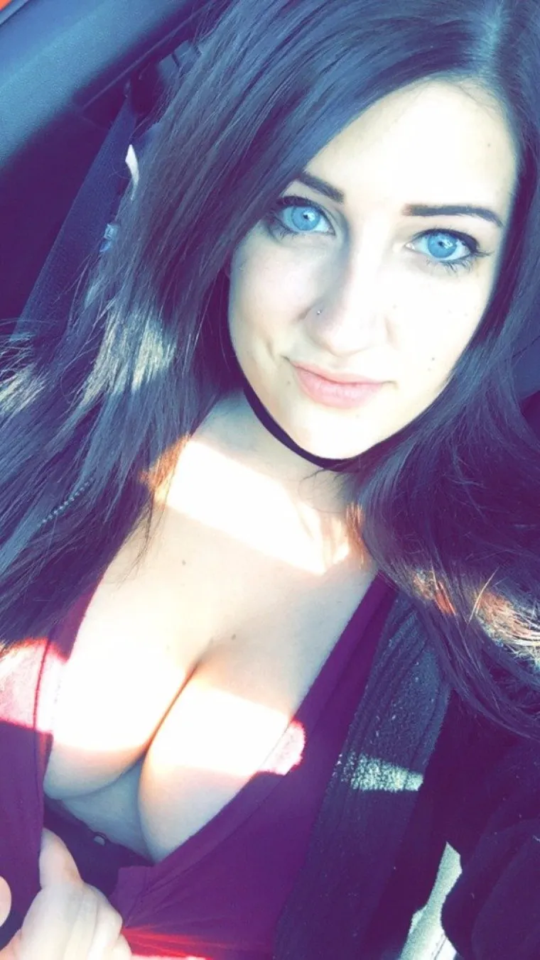 GRUDI VELIKE, A MAJICE MALE: Uskoro će imati problema s leđima, a danas samo s neposlu&scaron;nom garderobom