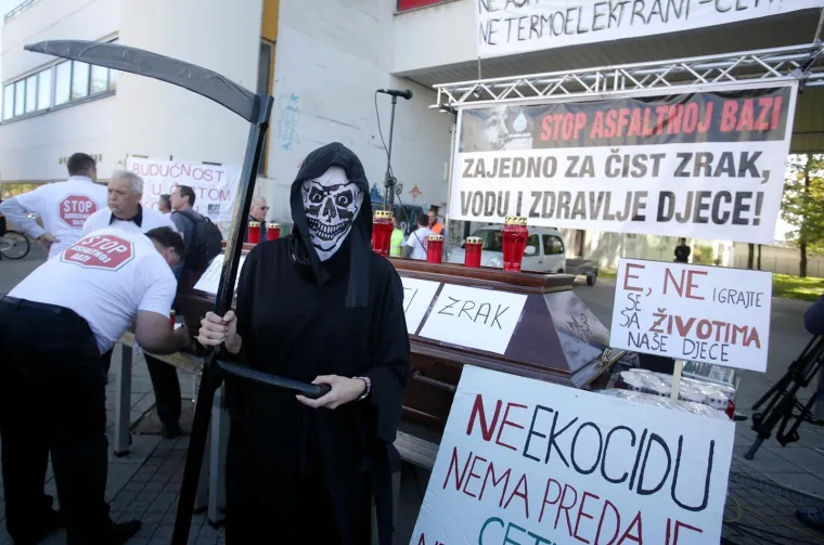 Na Trgu Stjepana Radića održan je prosvjed protiv izgradnje asfaltne baze u neposrednoj blizini obiteljskih kuća i vodoza&scaron;titnog područja u Donjoj Lomnici.