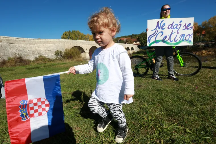 Hrvace: ekopiknik i ekoprosvjed protiv termoelektrane Peruća