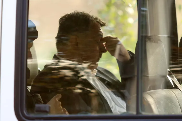 Biv&scaron;i član Nadzornog odbora Agrokora, Tomislav Lučić, odlazi iz stana u pratnji policije.
Photo: Borna Filic/PIXSELL