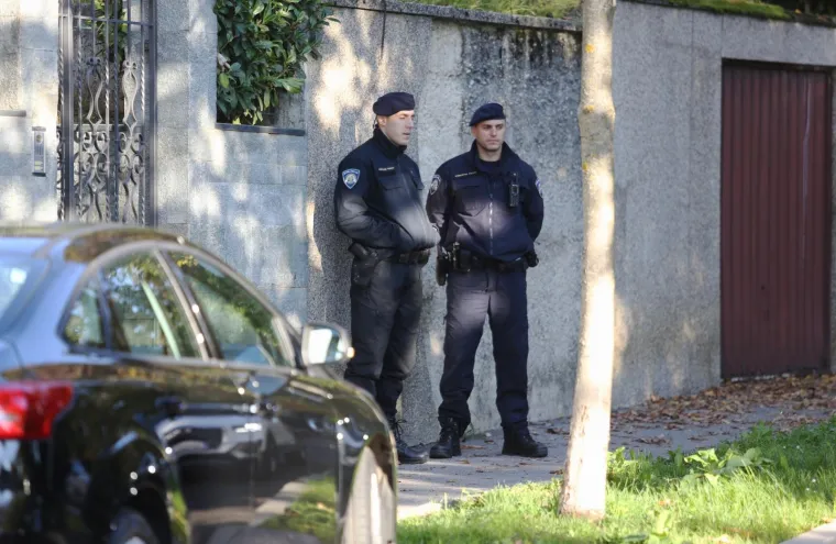 Policija ispred kuće Ljerke Puljić u Jurjevskoj ulici. Puljić je jedna od najmoćnijih žena hrvatskog biznisa i jedna od čelnih ljudi Agrokora. 
Photo: Matija Habljak/PIXSELL