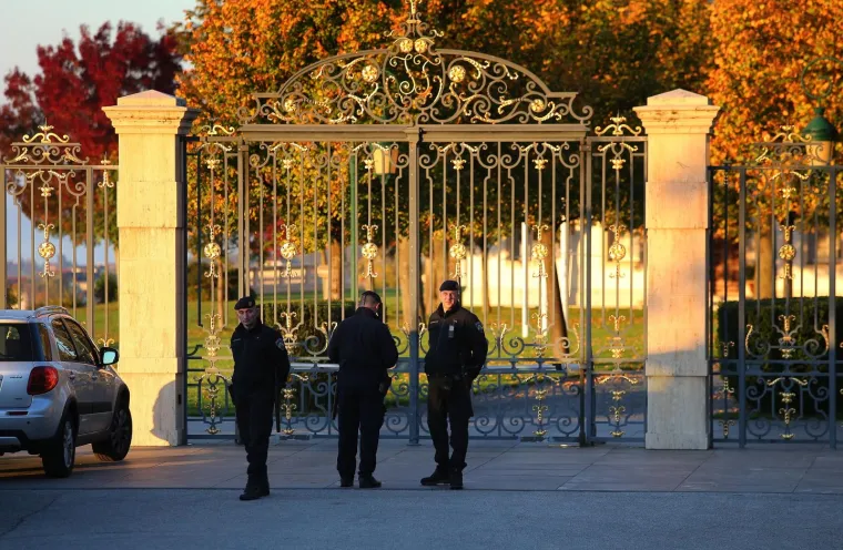 Policija i istražitelji su u ranim jutarnjim satima u&scaron;li u Kulmerove dvore.
 Photo: Jurica Galoic/PIXSELL