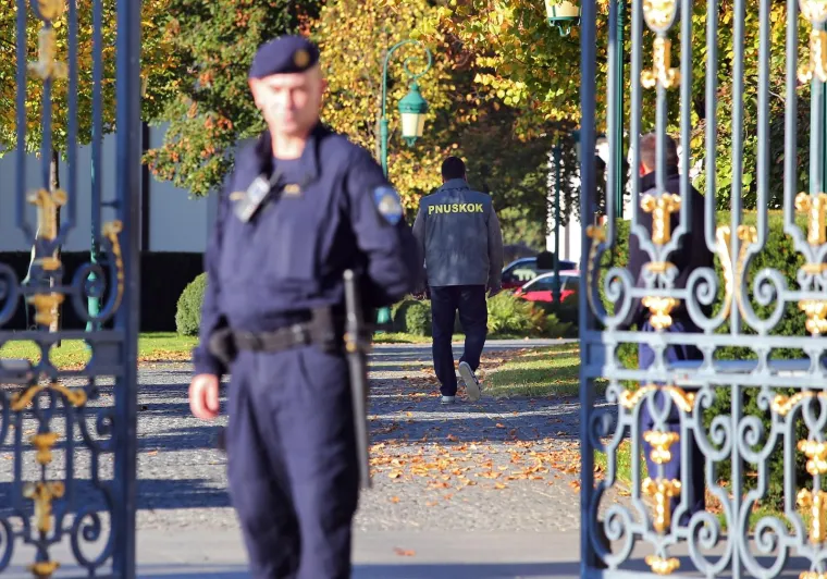 Policija obavlja pretres Kulmerovih dvora u kojima obitava obitelj Todorić. Photo: Jurica Galoic/PIXSELL