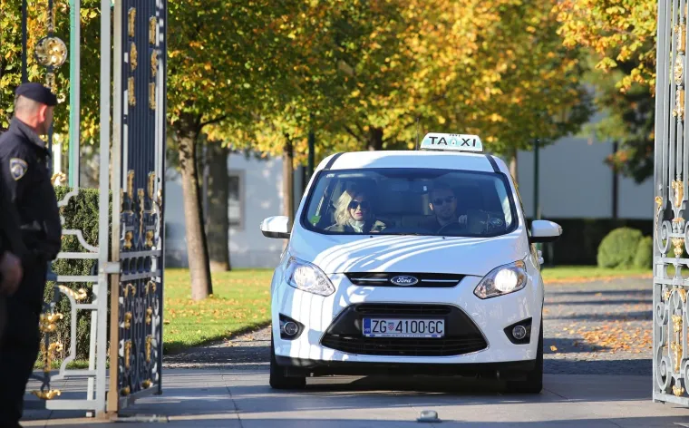 Odvjetnica Jadranka Slokovć odlazi iz Kulmerovih dvora u taksiju. Photo: Jurica Galoic/PIXSELL