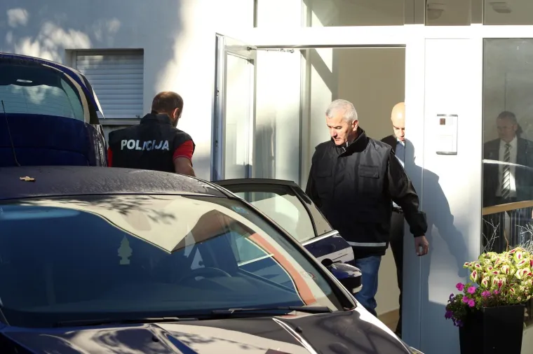 Policija i istražitelji ušli su u kuću Ivana Crnjca na Šestinskom vrhu koji je bivši član Agrokorove uprave i bivši izvršni potpredsjednik za financije, strategiju i tržište kapitala.