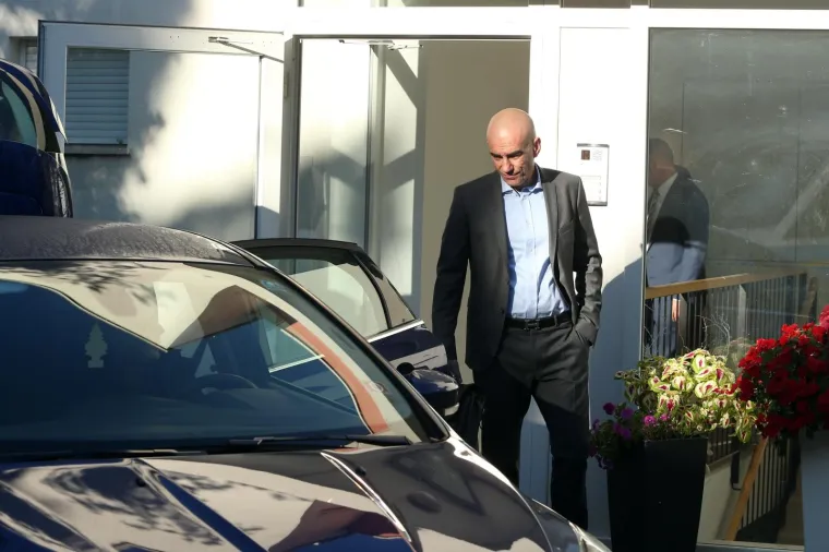 Ivan Crnjac i Ljubo Pavasović Visković ispred zgrade. Ivan Crnjac je u automobilu istražitelja odvezen.