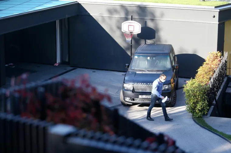 Policija i istražitelji upali su jutros i u vilu Piruške Canjuge koja je nešto kasnije i privedena.