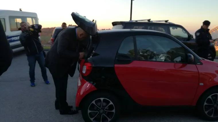 Malo prije nego &scaron;to su u Kulmerove dvore u&scaron;li Čedo Prodanović i Jadranka Sloković do&scaron;ao je i Nikola Mandić, odvjetnik Ive Balent.