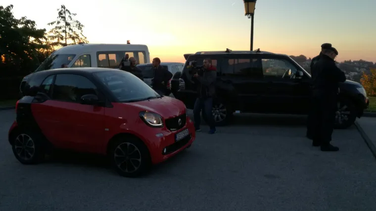 Malo prije nego &scaron;to su u Kulmerove dvore u&scaron;li Čedo Prodanović i Jadranka Sloković do&scaron;ao je i Nikola Mandić, odvjetnik Ive Balent.