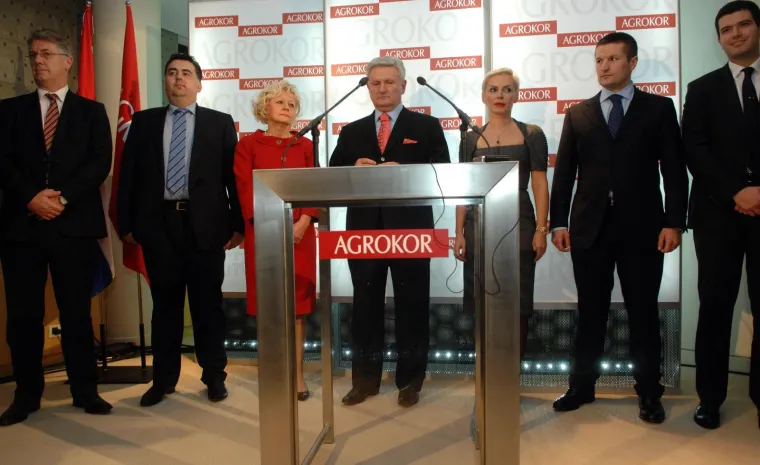 Kako RTL neslužbeno doznaje, među 15 osoba za koje je izdan nalog za uhićenje je čitava biv&scaron;a Uprava Agrokora. Među prvim osumnjičenicima su Ivica Todorić, nekoć predsjednik Uprave, te njegovi sinovi Ivan i Ante. Privedeni su već Damir Ku&scaron;trak, Tomislav Lučić, Ljerka Puljić, Piru&scaron;ka Canjuga i Ivan Crnjac.