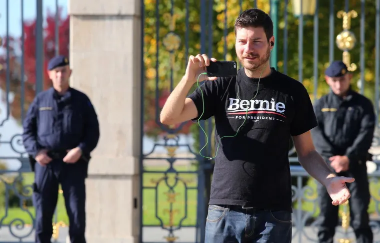 PERNAR LIKUJE: Osebujni zastupnik pohitao pred Kulmerove dvore, a svoj je performans prenosio na Facebooku