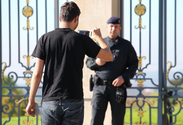 PERNAR LIKUJE: Osebujni zastupnik pohitao pred Kulmerove dvore, a svoj je performans prenosio na Facebooku