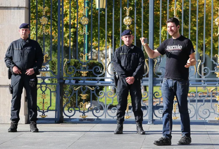 PERNAR LIKUJE: Osebujni zastupnik pohitao pred Kulmerove dvore, a svoj je performans prenosio na Facebooku