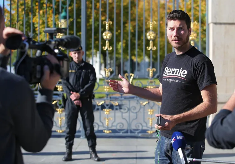 PERNAR LIKUJE: Osebujni zastupnik pohitao pred Kulmerove dvore, a svoj je performans prenosio na Facebooku