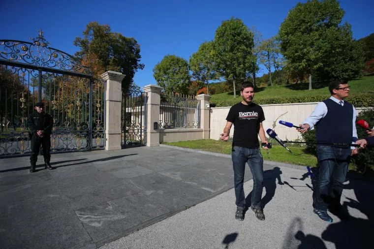 Policijsku akciju u slučaju Agrokor pozorno je pratio i Ivan Pernar. Osebujni saborski zastupnik Živog zida pohitao je jutros pred Kulmerove dvore, a svoj je preformans prenosio uživo putem Facebook stranice.