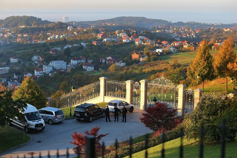 Policija je jutros u ranim jutarnjim satima u&scaron;la u Kulmerove dvore.
Photo: Jurica Galoic/PIXSELL
