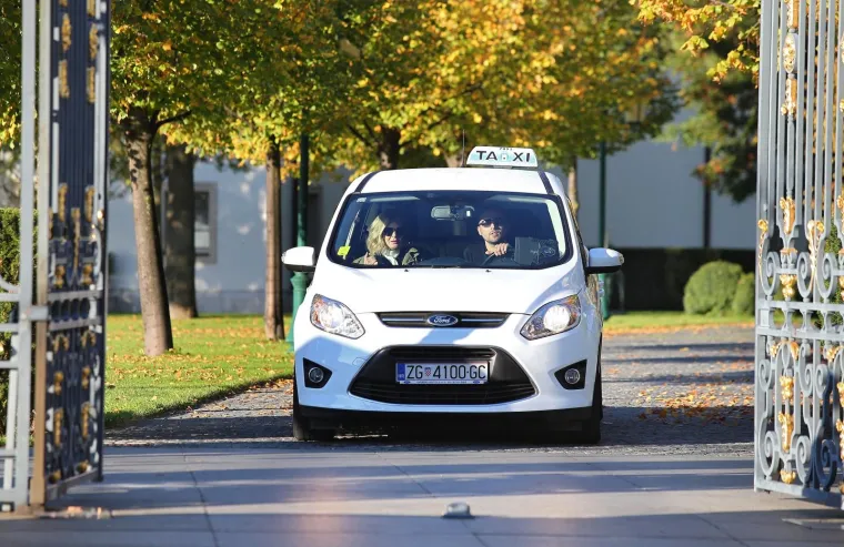 Jadranka Sloković taksijem odlazi iz Kulmerovih dvora. Photo: Jurica Galoic/PIXSELL