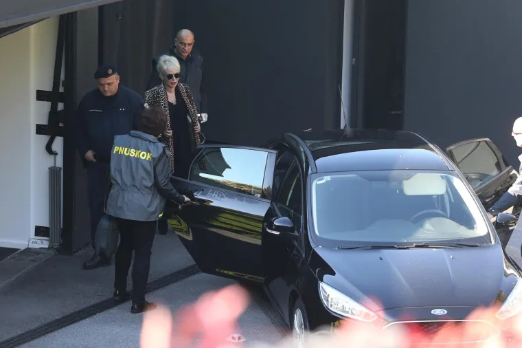 PRIVEDENA PIRU&Scaron;KA CANJUGA: Policiju dočekala u ekstravagantnom outfitu, suprug Zlatko odmah krenuo za njom