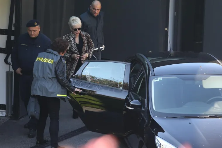 PRIVEDENA PIRU&Scaron;KA CANJUGA: Policiju dočekala u ekstravagantnom outfitu, suprug Zlatko odmah krenuo za njom