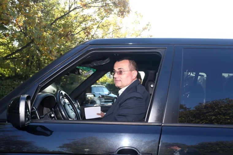 PRIVEDENA PIRU&Scaron;KA CANJUGA: Policiju dočekala u ekstravagantnom outfitu, suprug Zlatko odmah krenuo za njom