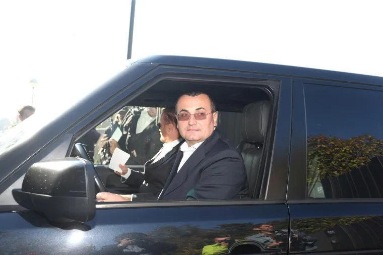 PRIVEDENA PIRU&Scaron;KA CANJUGA: Policiju dočekala u ekstravagantnom outfitu, suprug Zlatko odmah krenuo za njom