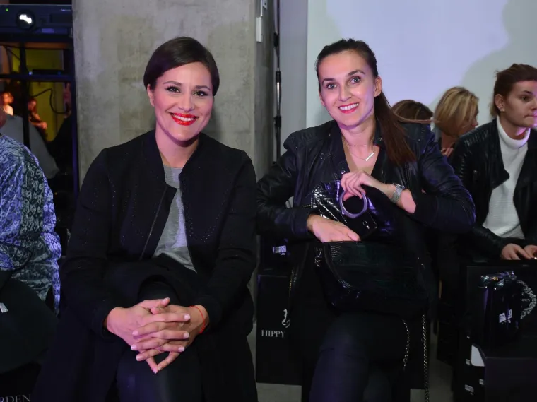 SONJA KOVAČ PLIJENILA PAŽNJU U ELEGANTNOJ KOMBINACIJI: Poznati se skupili u muzeju kako bi gledali modnu reviju
